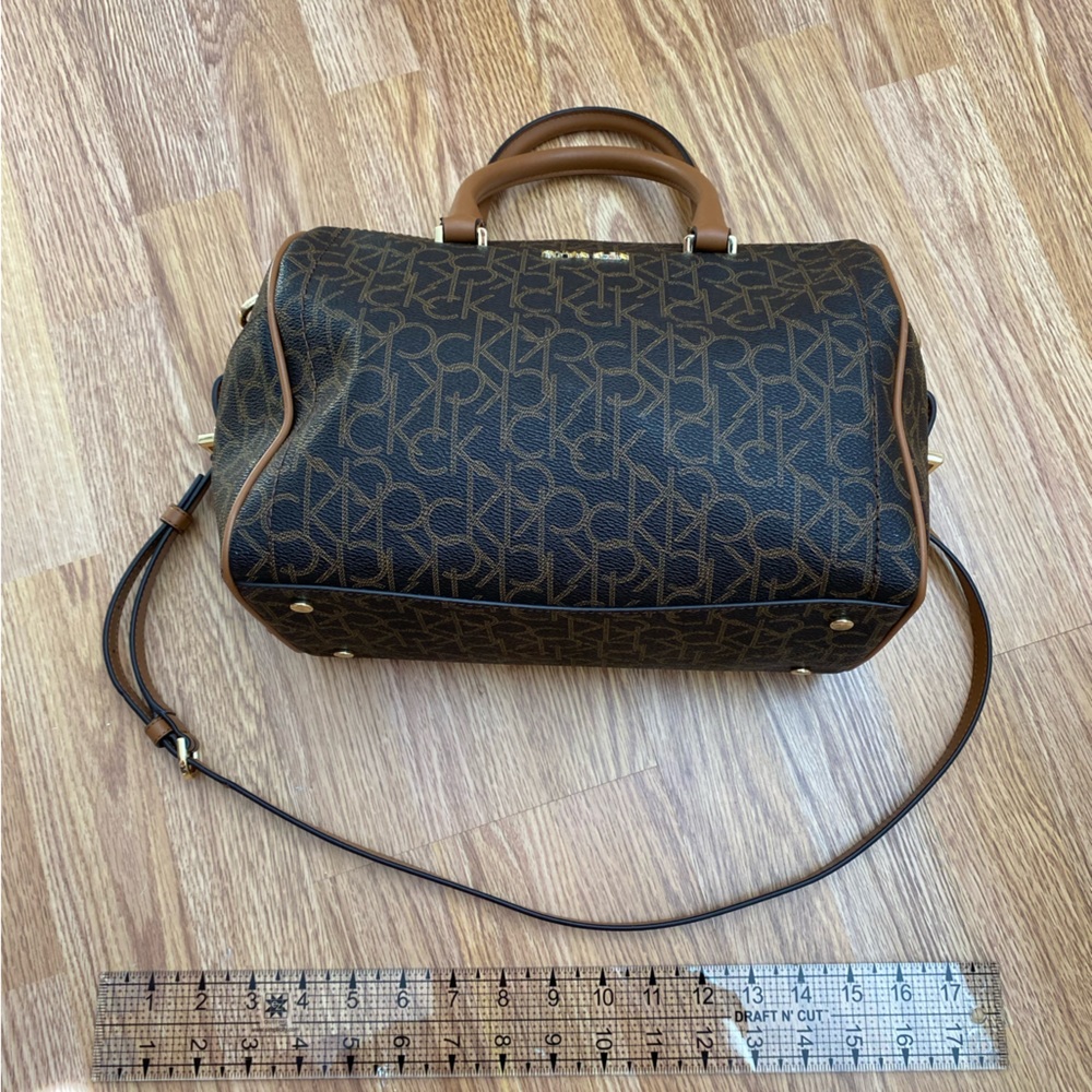 SIGNATURE CHAINED BARREL LEATHER SATCHEL IN BRN KHK/LUGGAGE/GOLD - Picture 7 of 11